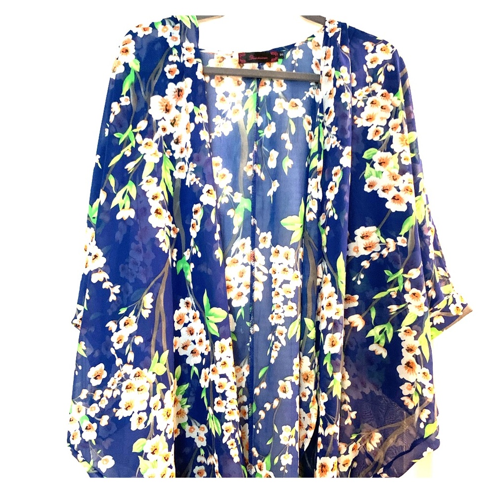 Blue floral kimono 💙🌸🌼